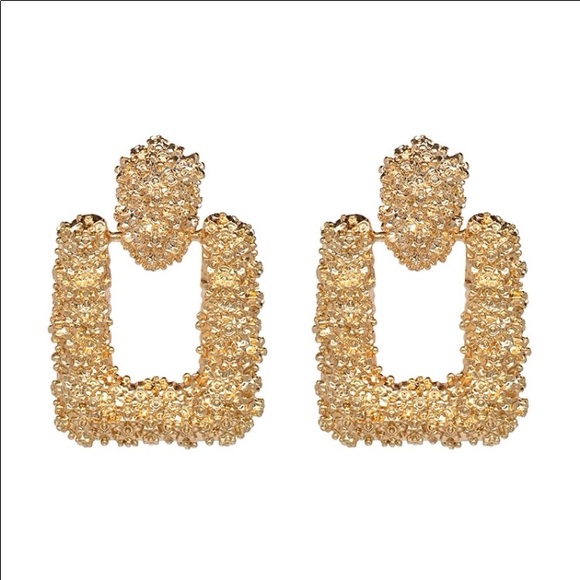 Oversized square earrings in gold or black - Picture 3 of 3